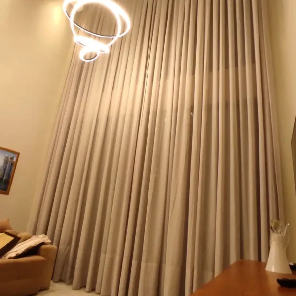 cortina_gaze_de_linho_pé_direito_duplo_02